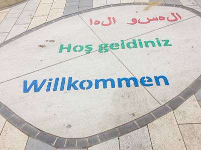 "Willkommen"-Schriftzug in drei verschiedenen Sprachen
